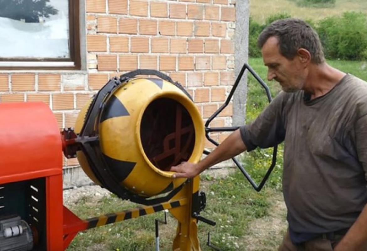 Bosanac Koji Je Od Mješalice Napravio Veš-mašinu Ima Novi Ludi Izum (VIDEO)