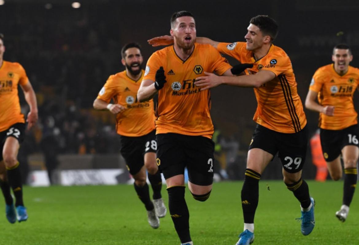 Брентфорд вулверхемптон. Wolverhampton Wanderers FC. Вулверхэмптон ФК 2020. Волк Вулверхэмптон. Магрреитер Вулверхэмптон.