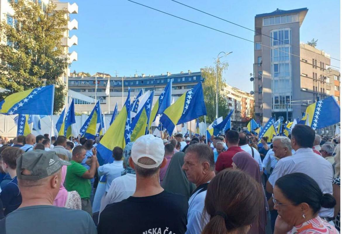 Počeli Protesti U Sarajevu - Hiljade Gradjana Nekim Političarima ...