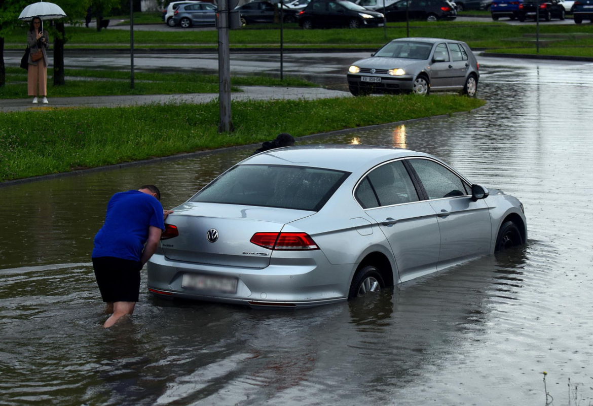 Hrvatska: Karlovac Pogodilo Jako Nevrijeme S Ledom, Od Udara Groma ...